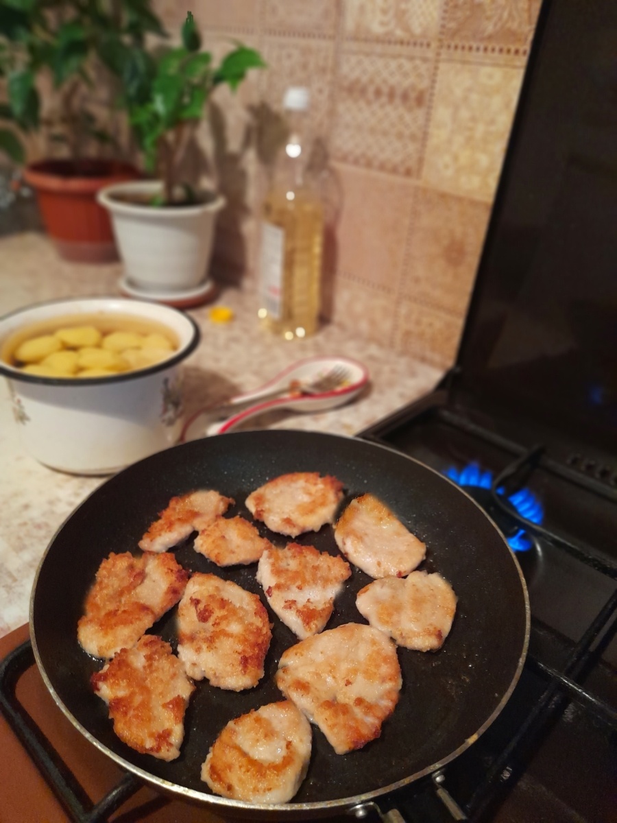 Будут куриные отбивные, салат из огурцов с пахучим маслом и пюрешка 