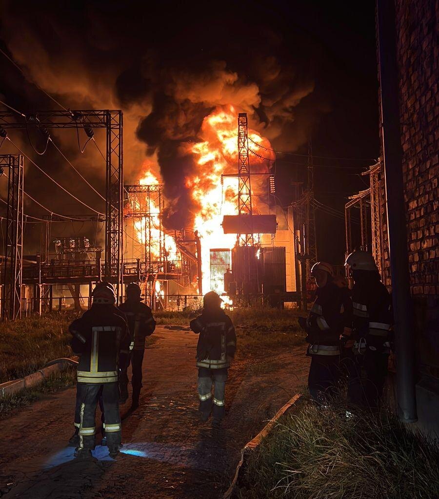 Известное фото, которое привязывают к харьковской ТЭЦ-5, сделано на ПС 330/110/35 кВ Залютино, пожарные тусят в районе шинных мостов 35 кВ (которых на ТЭЦ тупо нет), наблюдая как полыхают автотрансформатор 330 кВ (слева вдали) и трансформатор 110/35 кВ