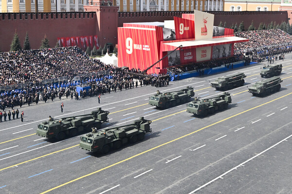 Самоходные артиллерийские установки «Мальва» на Красной площади в Москве перед началом военного парада, посвященного 80-летию Победы в Великой Отечественной войне, 09 мая 2025 года / Иван Секретарев/Михаил Корытов/Фотохост-агентство РИА Новости   📷