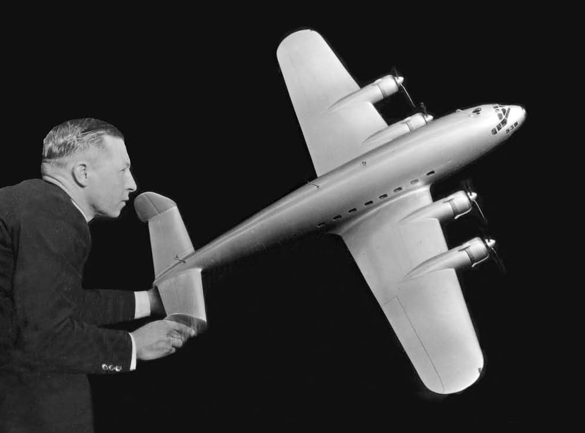масштабную модель проекта пассажирского самолета Fairey FC.1 держит в воздухе Джон У.Р. Тейлор (John W.R. Taylor), который работал в компании в первые годы своей карьеры, а затем стал одним из самых выдающихся авторов, пишущих в Великобритании на тему авиации. Представленная на снимке модель проекта сверхсовременного на тот момент пассажирского самолета Fairey FC.1 показана без центрального киля, который был добавлен на более позднем этапе. Снимок представлен автором статьи