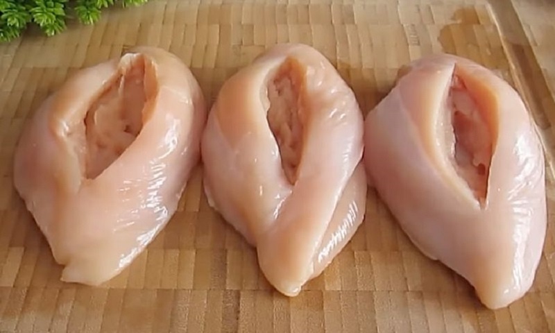 Как приготовить куриную грудку с хрустящей корочкой: особый рецепт сочного мяса с сырной начинкой