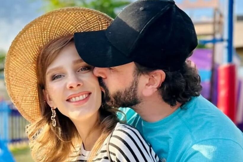     «Мы уехали отдыхать»: Лиза Арзамасова показала трогательные кадры с мужем и детьми на турецком курорте
