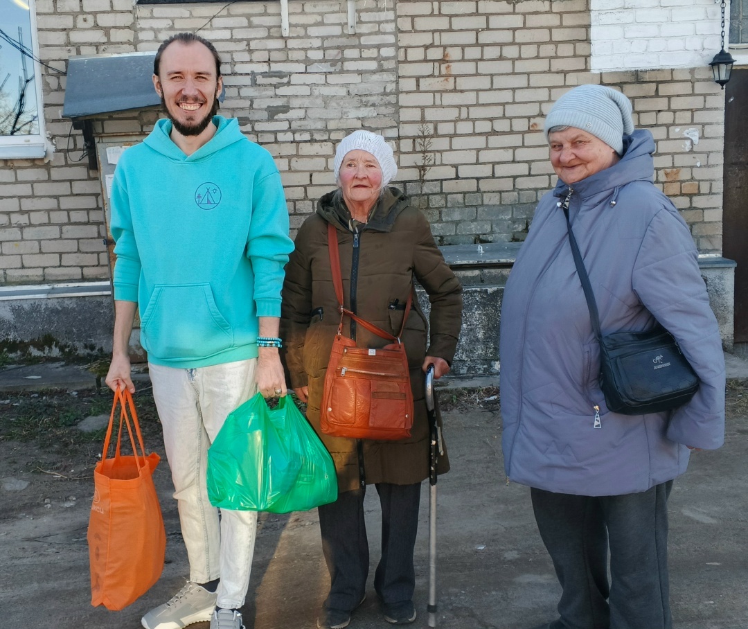 Александр Андреев с жительницами деревни Ваулино после встречи. У него в руках – продуктовые наборы от фонда