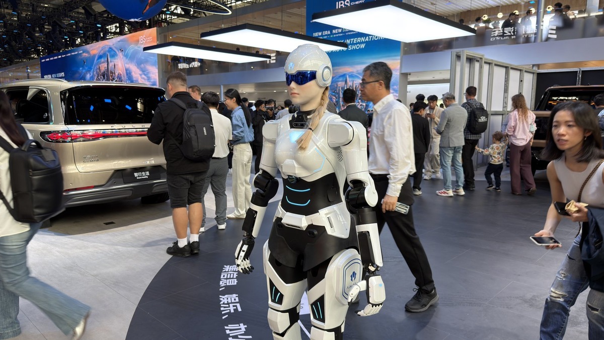    Человекоподобный сервисный робот Aimoga, разработанный китайской автомобильной компанией Chery