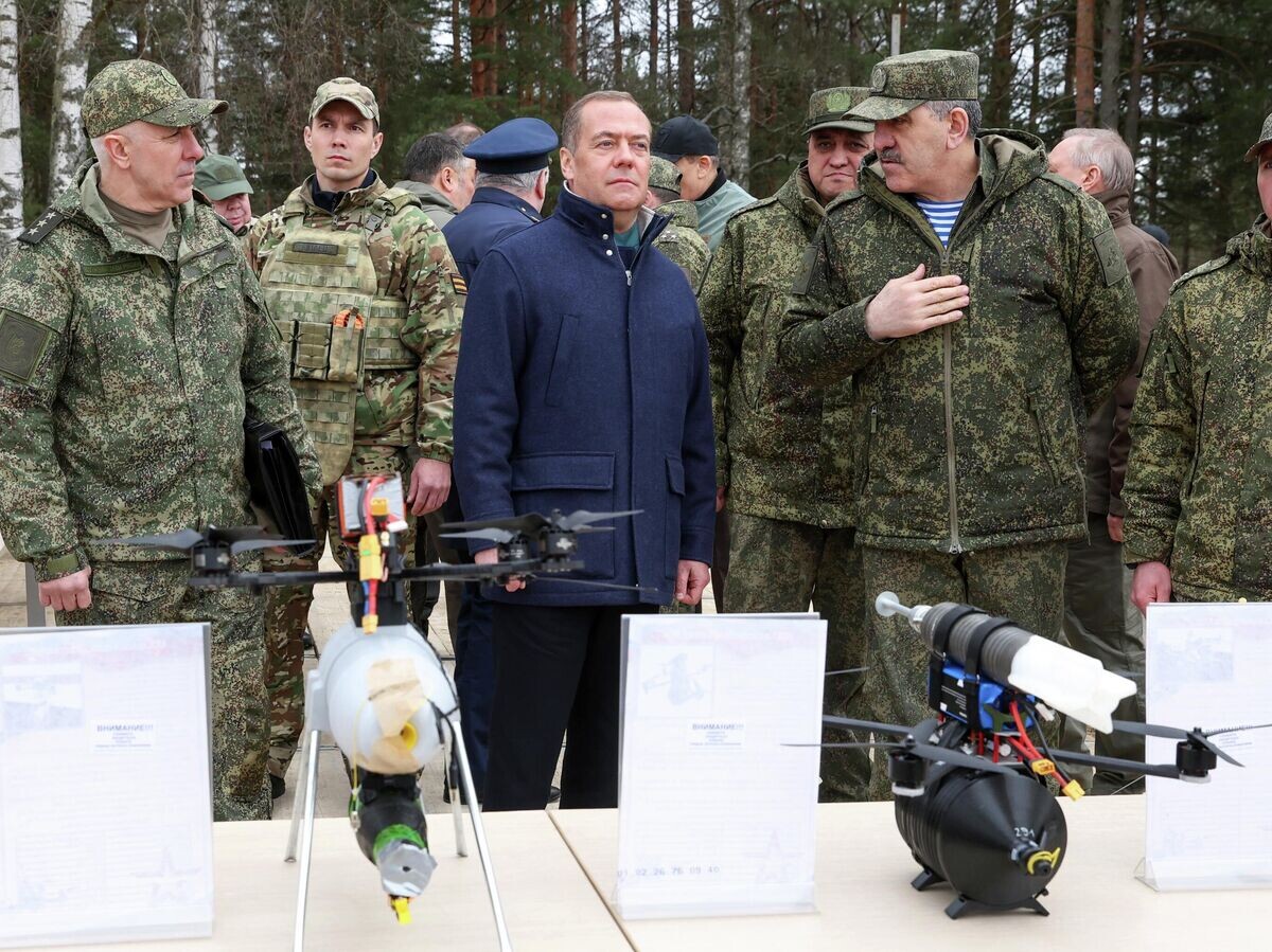    Заместитель председателя Совета безопасности РФ Дмитрий Медведев во время осмотра учебного центра Ленинградского военного округа | © РИА Новости / Екатерина Штукина