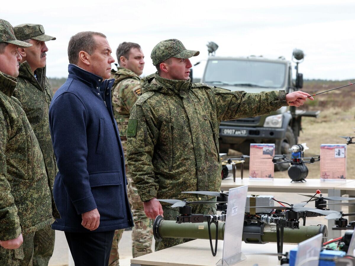    Заместитель председателя Совета безопасности РФ Дмитрий Медведев во время осмотра учебного центра Ленинградского военного округа | © РИА Новости / Екатерина Штукина