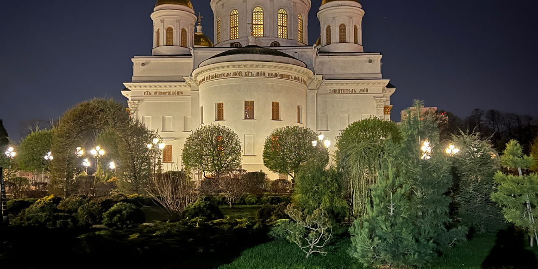 Город спит, а в это время в храме начинается жизнь…