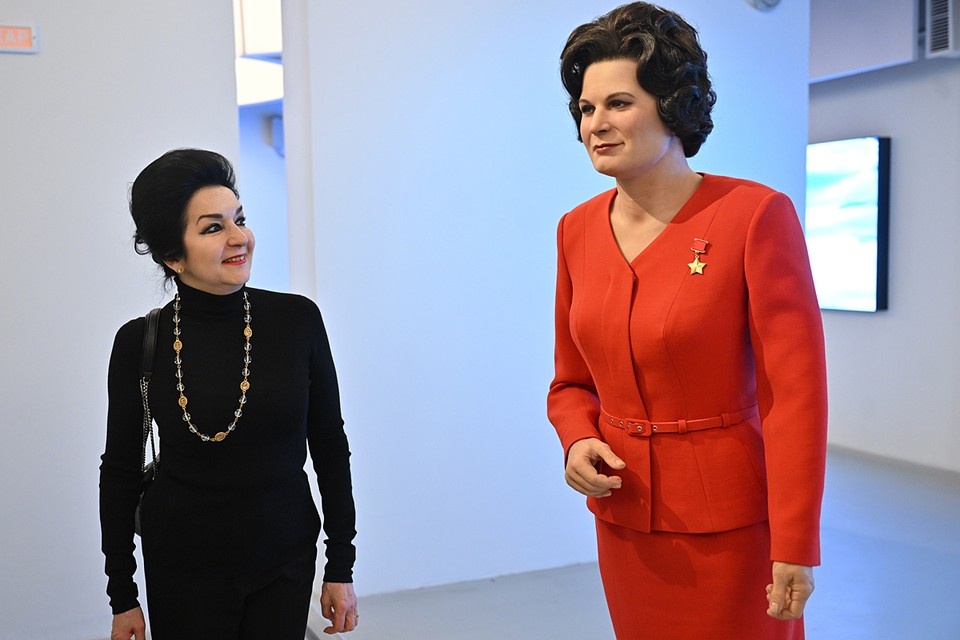    Дочь Валентины Терешковой у фигуры матери Евгения ГУСЕВА