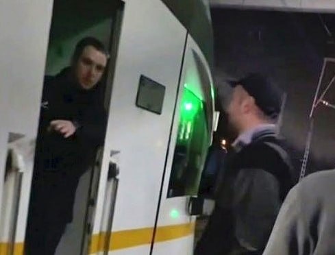 Помощник машиниста электрички получил травму головы при нападении хулиганов в Орехово-Зуевском городском округе Подмосковья