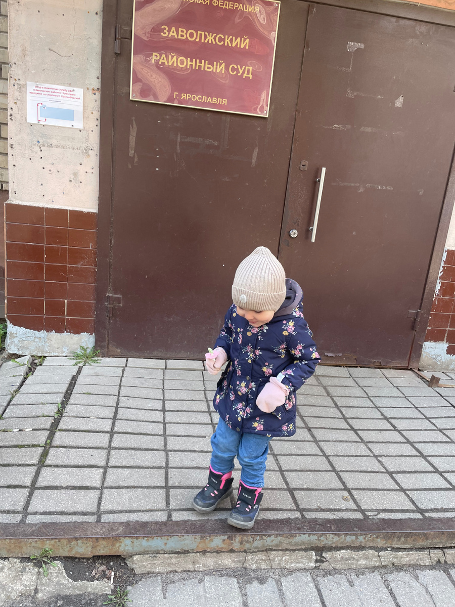Фото на крыльце суда 