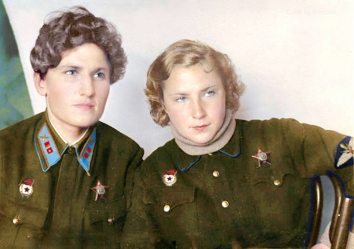 Слева - Екатерина Буданова, справа - Лидия Литвяк. Они служили в одном полку. Листаайте