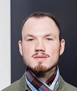    — Кажется, в моей жизни было много предпосылок для оперы «Шурале», — говорит Бахтияри. — С детства меня сильно вдохновлял ритм стихов Тукая и старинные слова в них. В 2019—2020 годах я полюбил «В ритмах Тукая» (вокально-симфоническая поэма Алмаза Монасыпова, — прим. ред.) и даже несколько раз исполнял ее на сцене. В 2023 году я увидел балет «Шурале» в Мариинском театре, и у меня возникло желание снова оркестровать эту музыку. Я много раз изучал ее дома и исполнял на фортепиано. И тут неожиданно в 2025 году я получил предложение от незнакомых мне до этого людей написать оперу «Шурале».