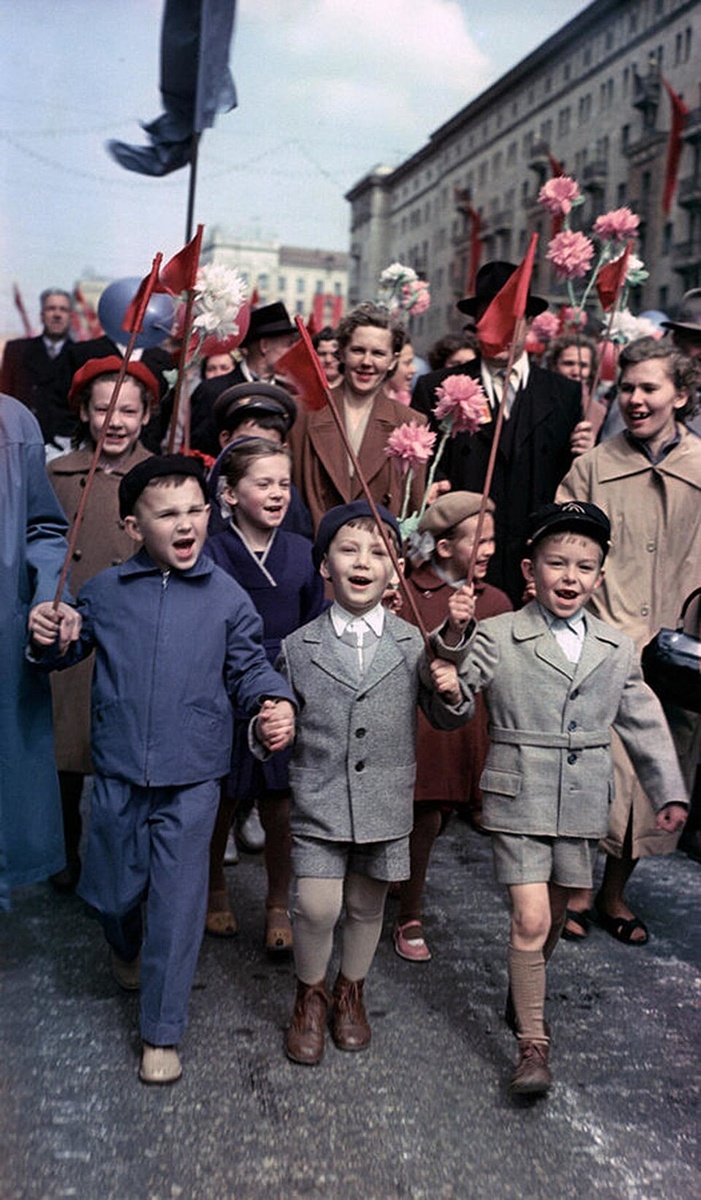 Первомайская демонстрация на улицах Москвы. 1960 год. Архив РИА Новости, фото № 697507 / Н. Максимов / CC-BY-SA 3.0