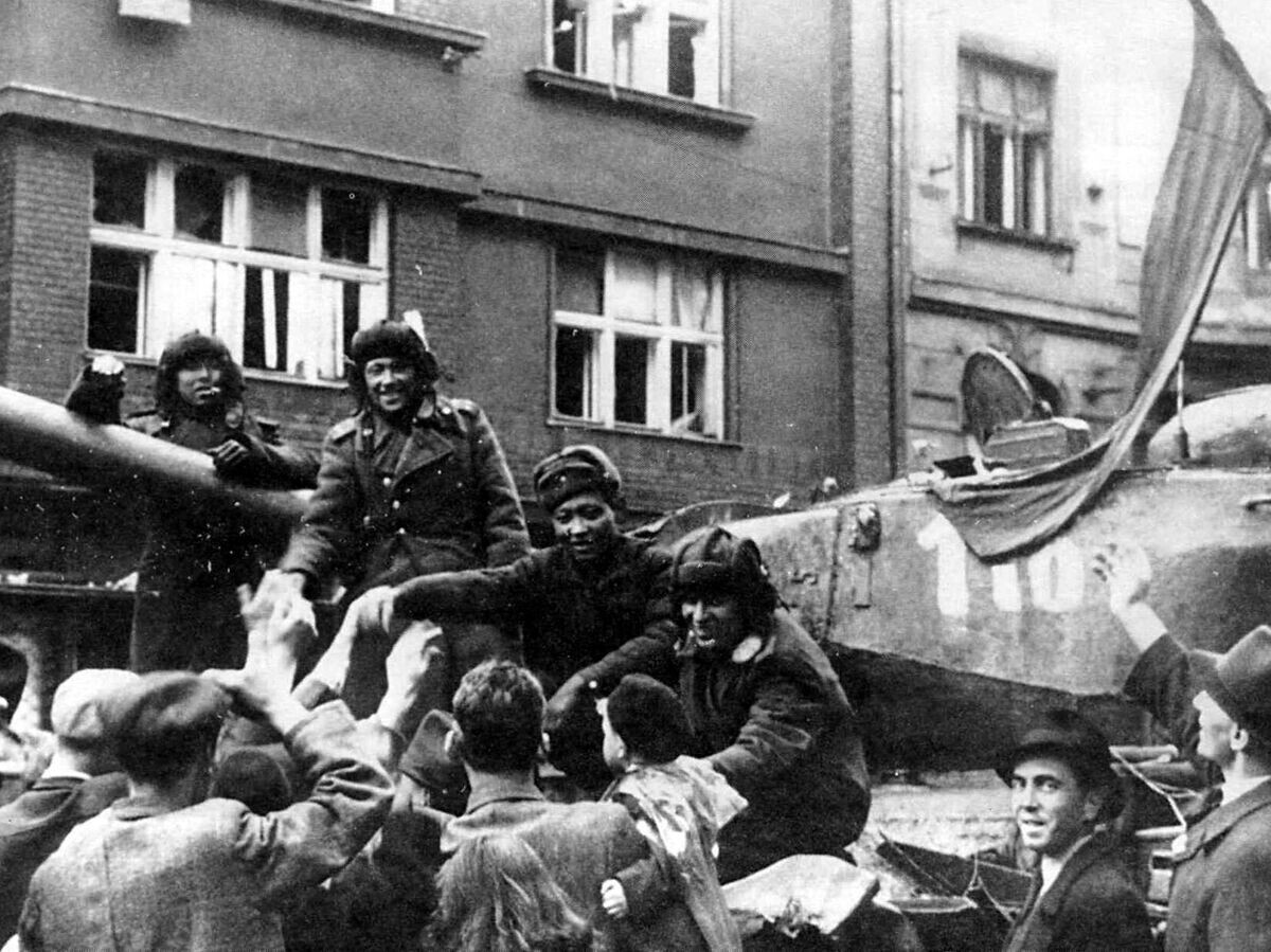    Жители города Моравска-Острава приветствуют советских танкистов на улицах | © Public domain