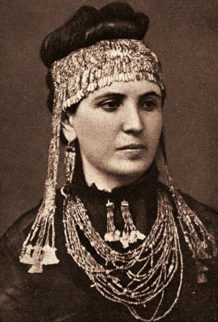 София Шлиман, жена Генриха Шлимана, в украшениях из клада Приама. Фото из интернета