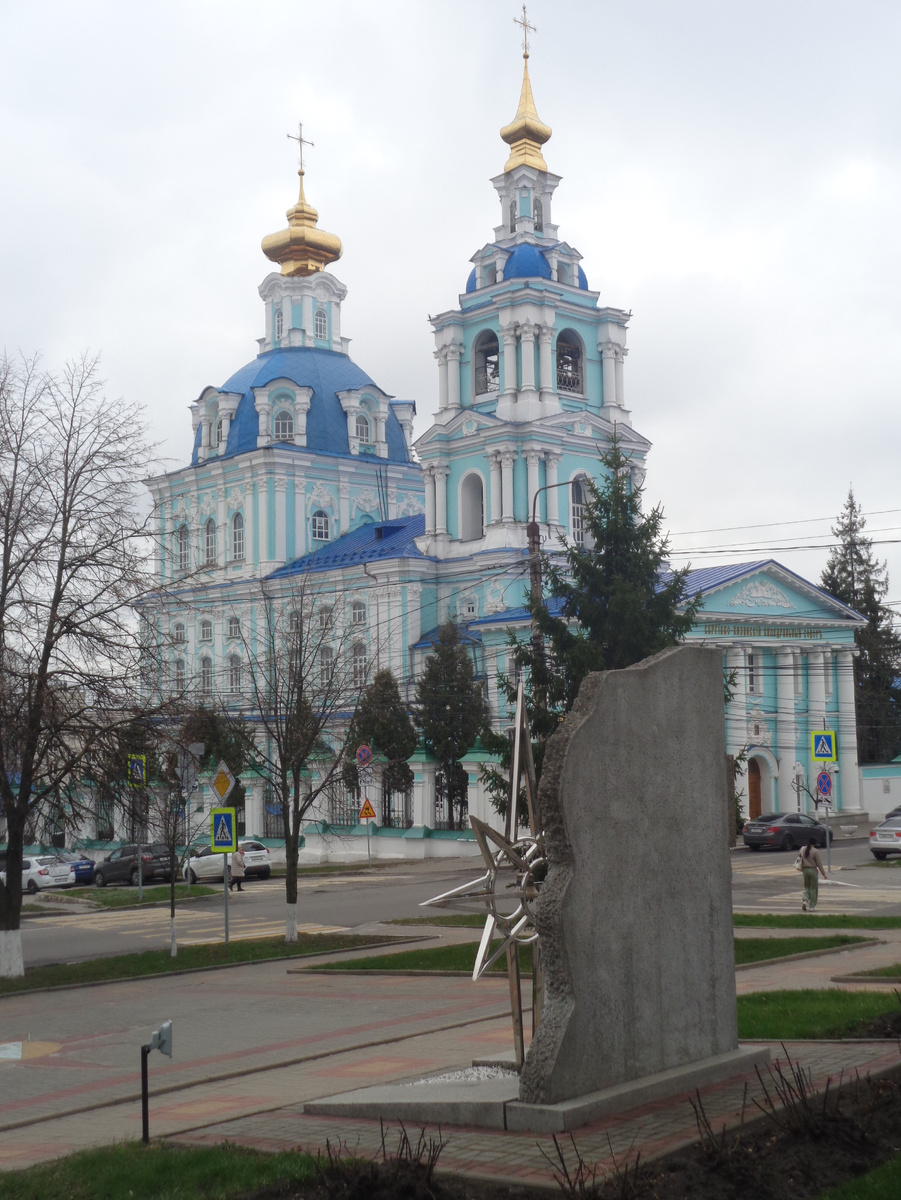 Вид на Сергиево-Казанский собор с ул. Горького. Фото автора.