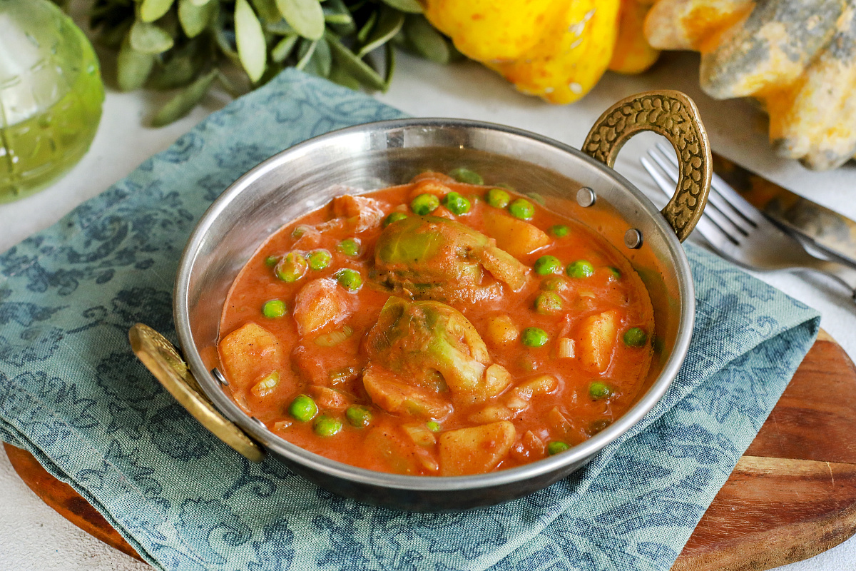 Овощной карри «Канпур» с брюссельской капустой и луком пореем