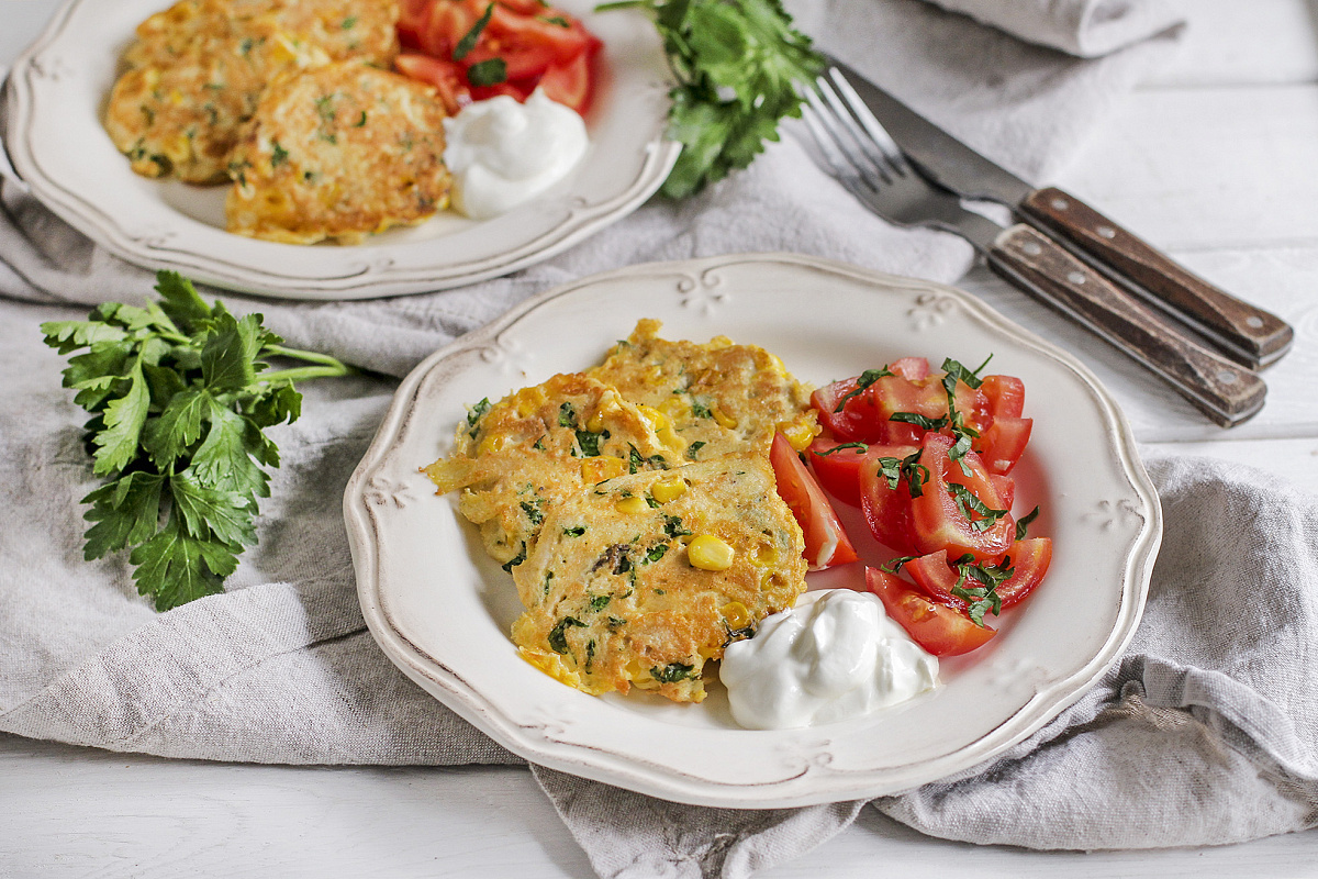 Куриные оладьи с кукурузой, свежими помидорами и сметаной
