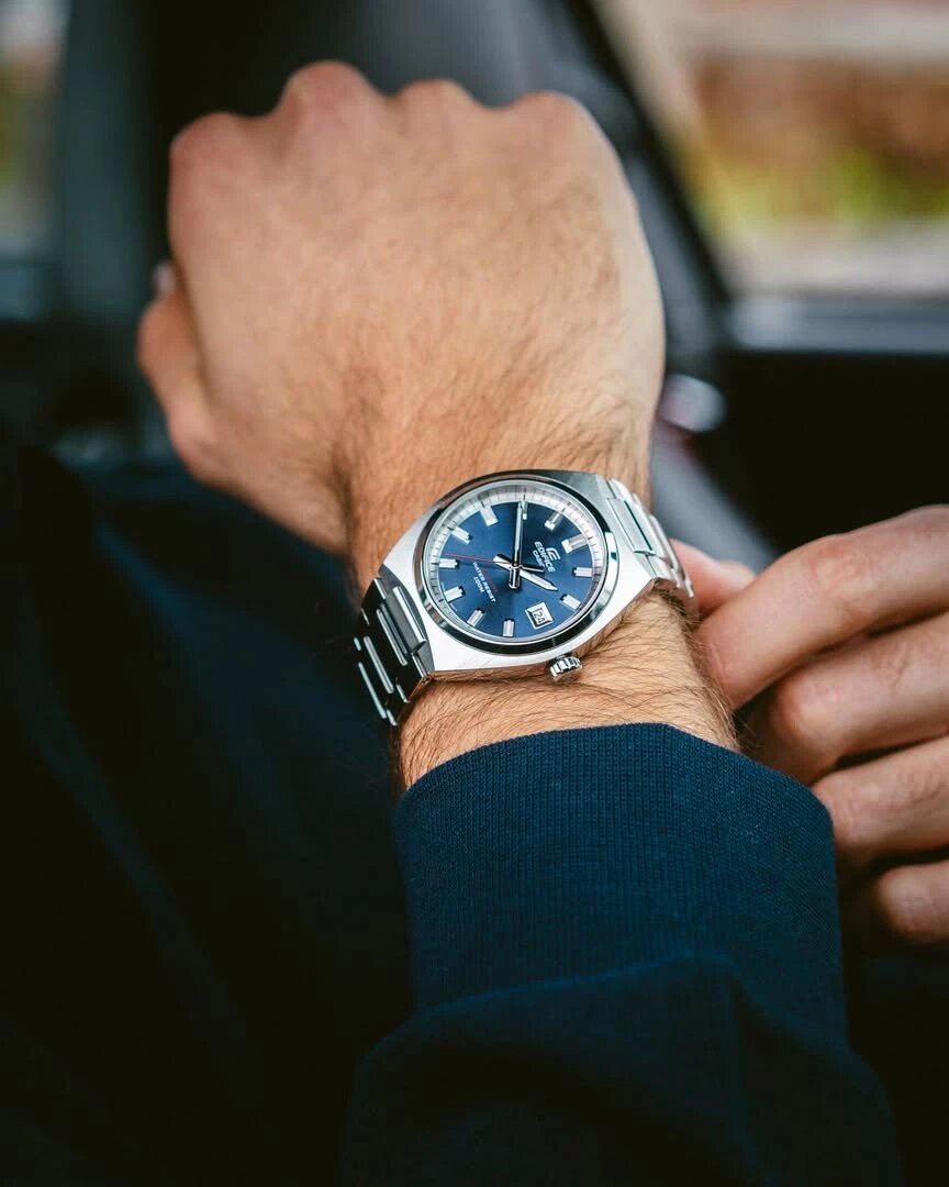 Дизайн и форма корпуса Edifice EFB-109D-2A напомнает часы прошлого века, но сегодня  такая модель не выглядит застарелым атавизмом — она все так же интересна