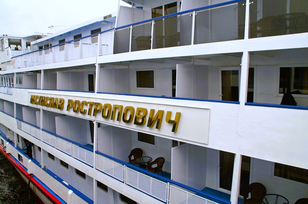 Белый теплоход "Мстислав Ростропович"