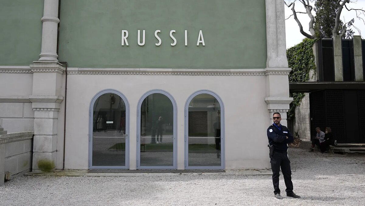   Antonio Calanni / AP- Охрана рядом с закрытым павильоном России на 59-й биеннале искусств в Венеции, Италия