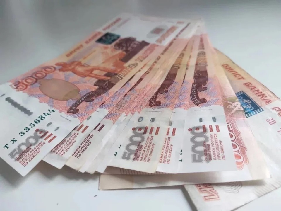   Денег у людей стало меньше.