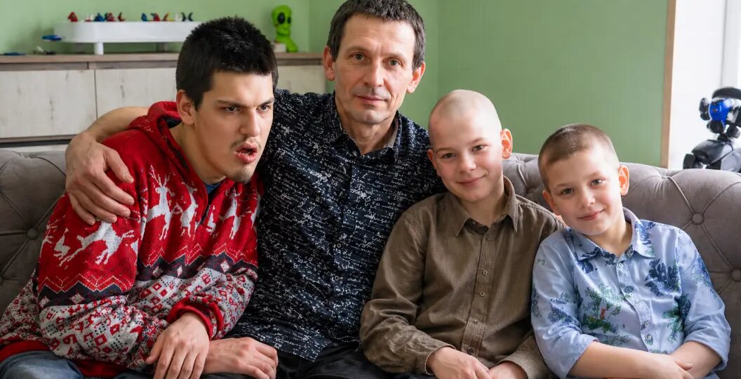 Мама умерла. И отец один поднимает троих сыновей: Нужна наша помощь