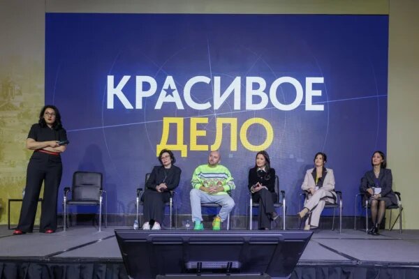Эксперты рынка бьюти-индустрии на сцене форума. Предприниматели из зала называли проблему и эксперты отвечали, как бы они ее решили. Фото: Анна Рыбалкина