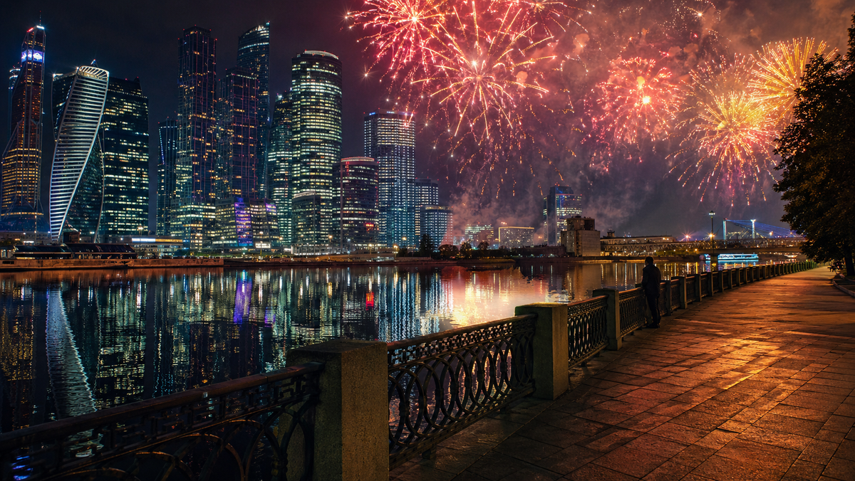 Салют 9 мая 2026 года в Москве можно увидеть не только в давке на Красной площади. Местные жители часто выбирают точки с панорамным видом, откуда видны сразу несколько салютов по всему городу, или уютные площадки в парках.