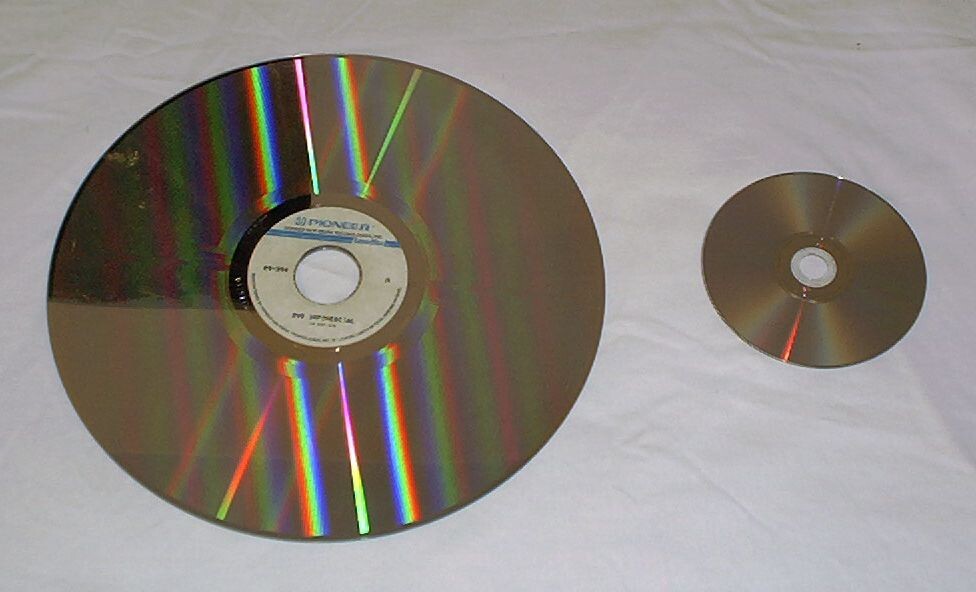 Laserdisc (слева) в сравнении с DVD (справа). Авторство фото: Kevin586. CC BY-SA 3.0