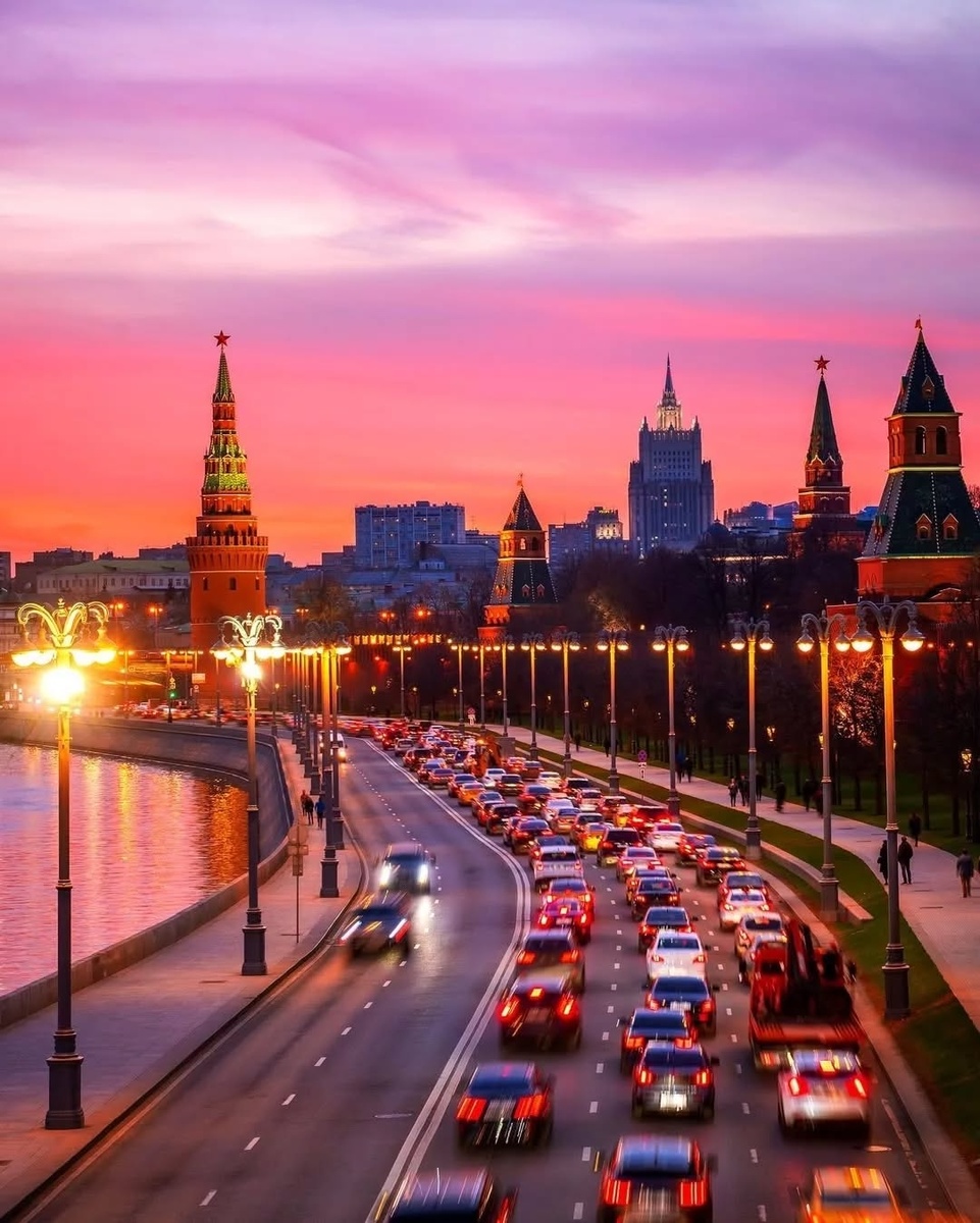 Марина ехала по вечерней Москве, но не замечала этой красоты. 