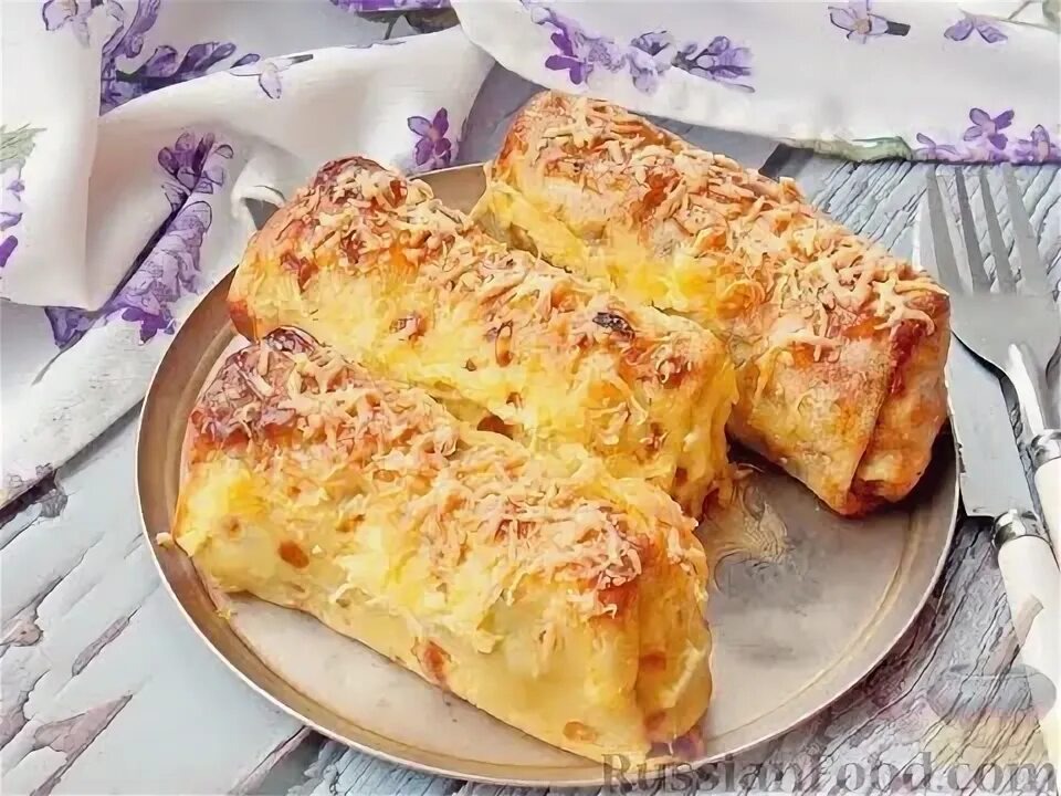 Ищете оригинальный и вкусный рецепт на Масленицу или эффектную закуску на праздничный стол? Яичные блинчики с начинкой из курицы и грибов — это простое в приготовлении, но изысканное блюдо, которое обязательно удивит гостей и украсит любое застолье.

Тонкие эластичные блинчики на яйцах, молоке и муке отлично сочетаются с сочной начинкой из курицы, шампиньонов и обжаренного лука. Завершает блюдо аппетитная сметанно-сырная шапочка, создавая идеальный баланс вкуса и текстуры. Такой рецепт яичных блинчиков с начинкой подойдет как для семейного ужина, так и для праздничного меню.

Готовятся блинчики быстро и из доступных продуктов, которые обычно есть на каждой кухне. Начинку можно варьировать по своему вкусу: отварную куриную грудку легко заменить на другие части птицы или даже копченую курицу. Вместо свежих шампиньонов подойдут замороженные или консервированные грибы, а сезонные лесные грибы придадут блюду особенный аромат.

Следуя пошаговому рецепту, у вас получится 9 тонких яичных блинчиков с сытной начинкой из курицы, грибов и сыра. Готовое блюдо можно хранить в холодильнике в герметичном контейнере и разогревать перед подачей — вкус останется таким же насыщенным и нежным.