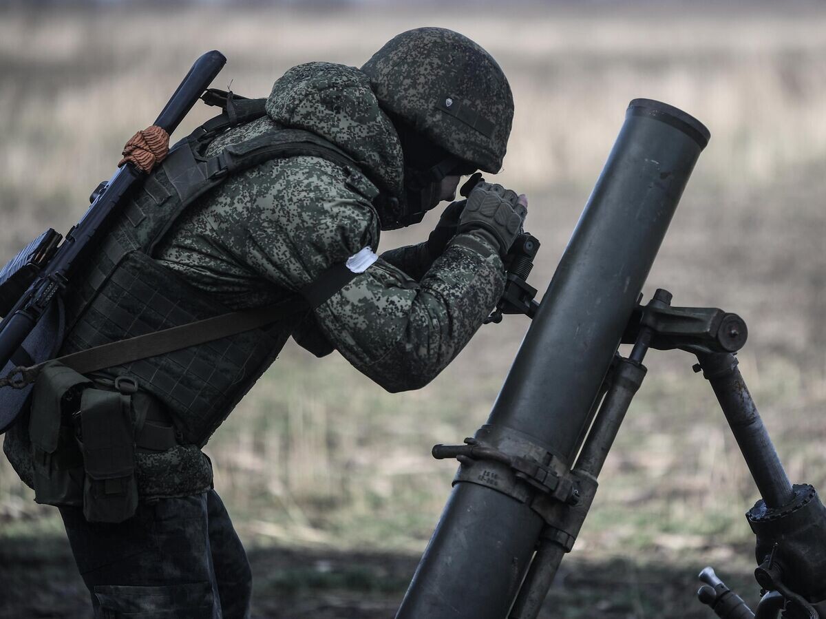    Военнослужащий минометного расчета Вооруженных сил РФ участвует в боевых действиях на Запорожском направлении специальной военной операции | © РИА Новости / Константин Михальчевский