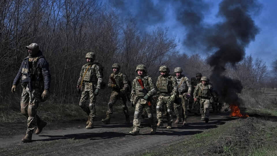     Командование ВСУ минометным огнем гонит боевиков на передовую REUTERS/Stringer