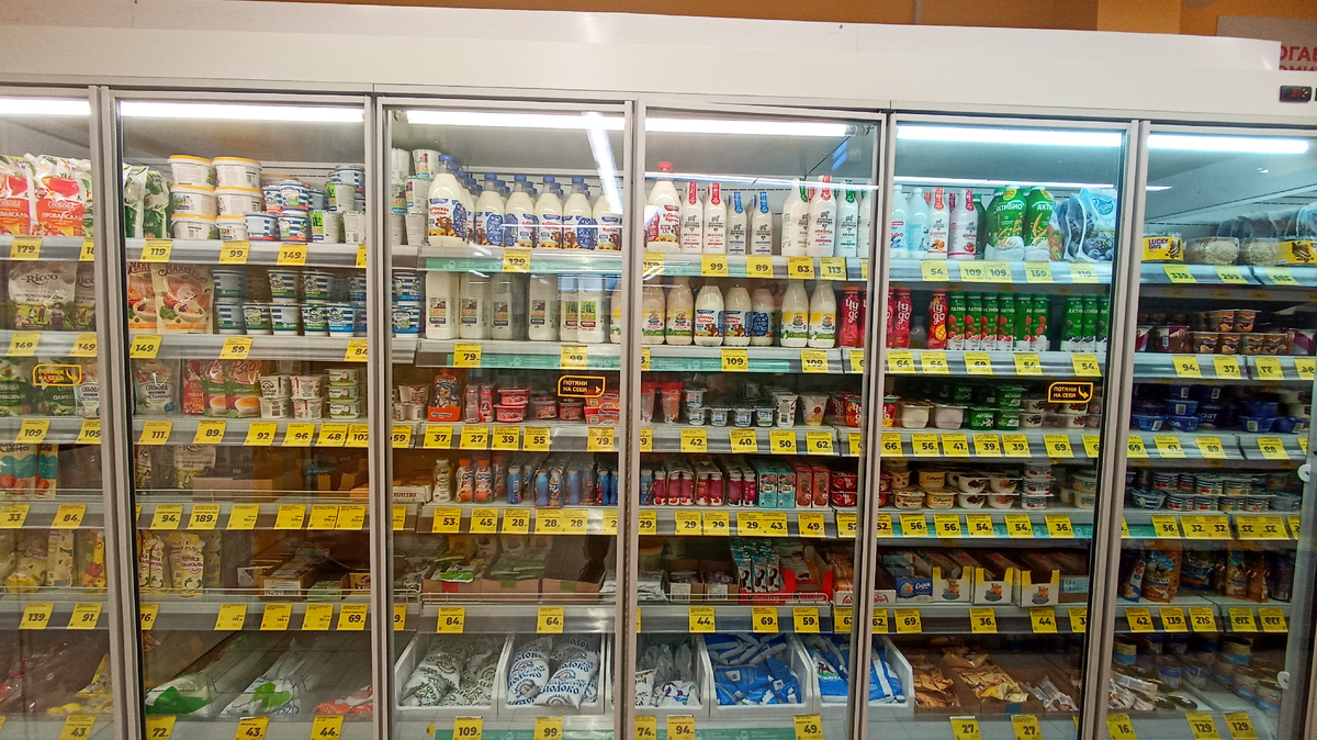 Витрина с кисломолочными продуктами Магнит "Моя цена". Абсолютно все ценники жёлтые. Соответственно бонусов не будет начислено
