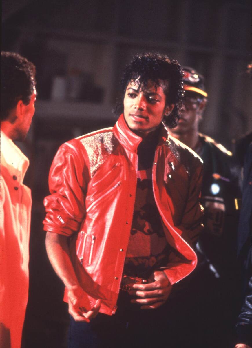 Майкл Джексон на съемках клипа на песню «Beat It».