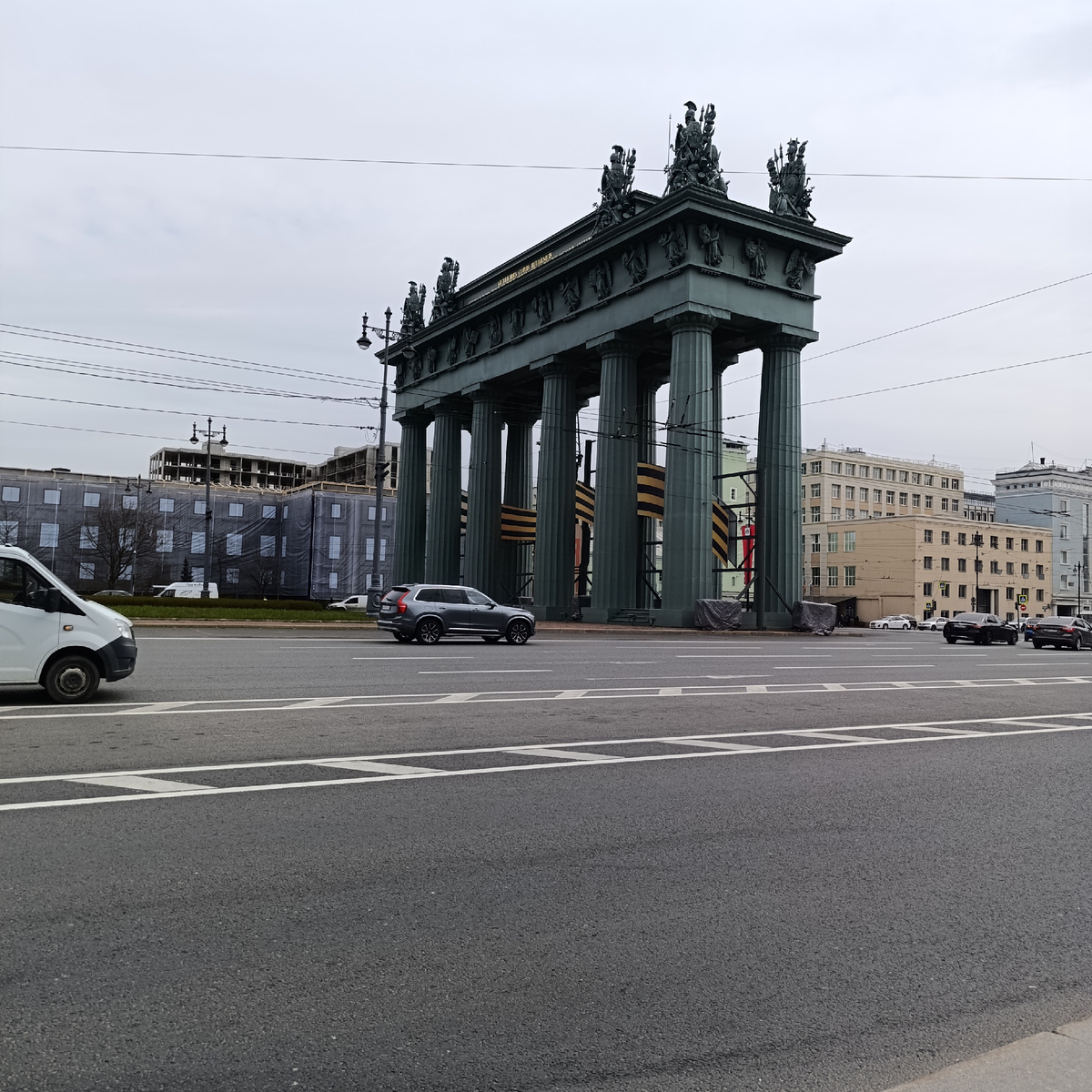 Московские ворота .Вид сбоку..Шла и снимала с тротуара.