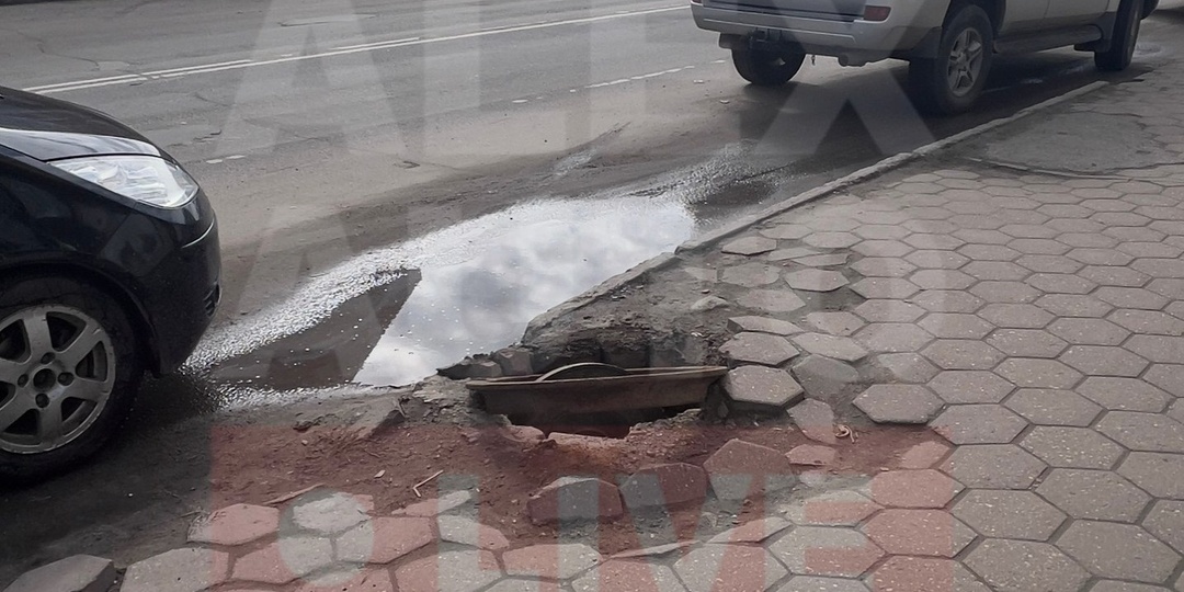 ⚠️ «Осторожно! На маяке, около рынка канализационный люк провалился и крышка открыта