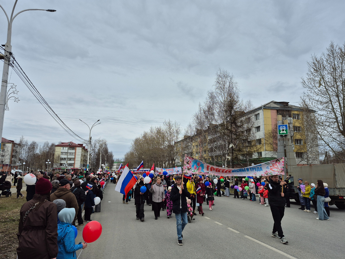 Около 6000 человек у нас выходят каждый год на первомайскую демонстрацию. Всё как в советские годы.