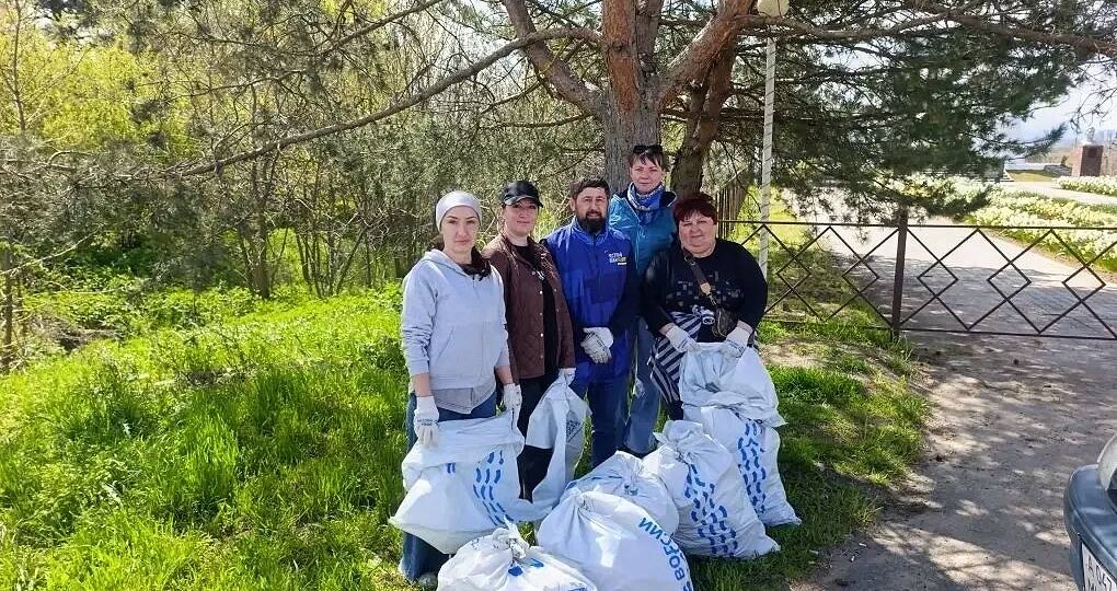 ➡️ Также субботник прошел и в посёлке Кавказский, организованный депутатом Кавказского сельского поселения — Михаилом Савенко