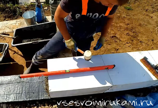 Первый ряд блоков из газобетона