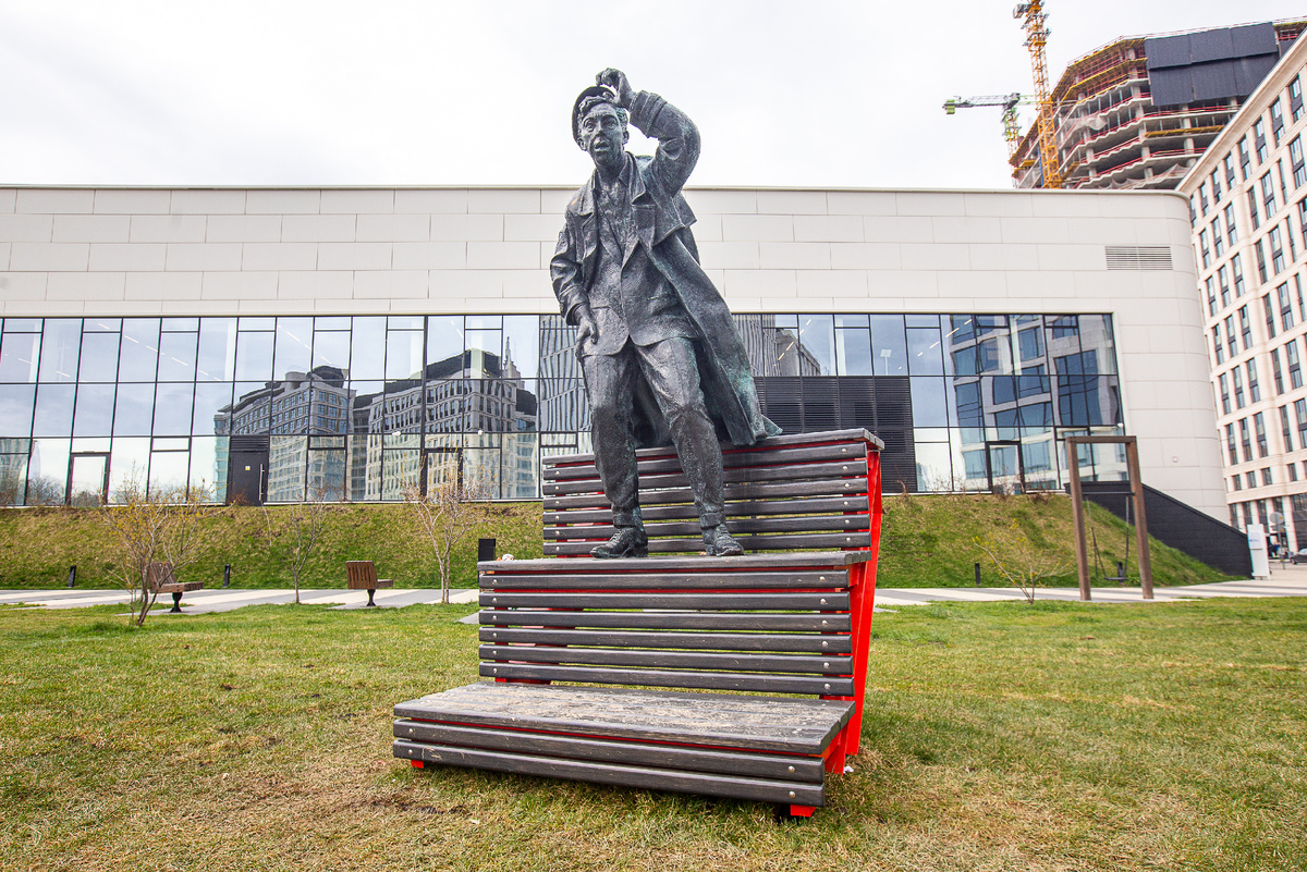 Новый памятник (2026) Юрию Никулину у стадиона "Динамо" в Москве (скульптор А.И. Рукавишников). Фото автора статьи 