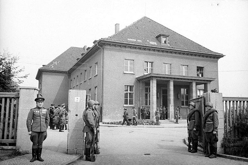 Дом, в котором был подписан Акт о капитуляции. Бывший офицерский клуб военного училища вермахта. Сегодня здесь расположен германо-российский музей "Берлин-Карлсхорст". Фото из открытых источников.