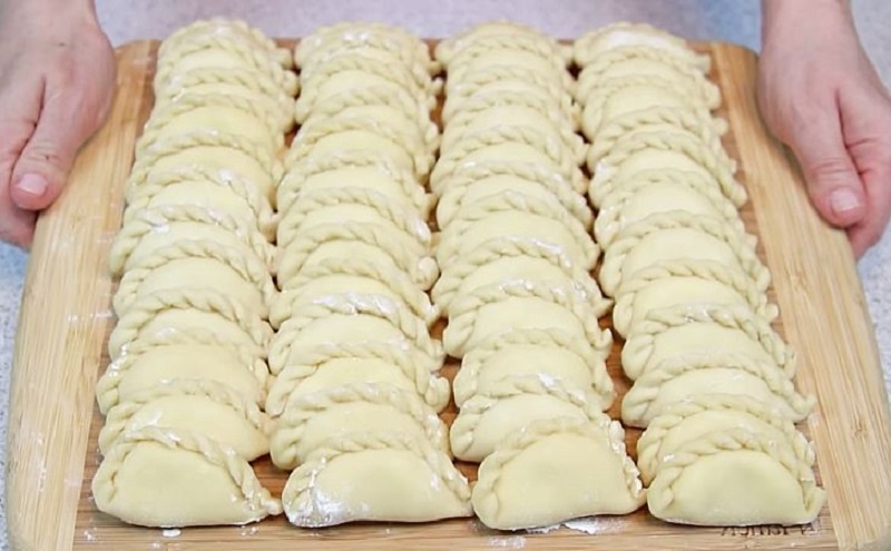 Вареники по-деревенски с картошкой и творогом: секрет мягкого теста и особой двойной начинки  