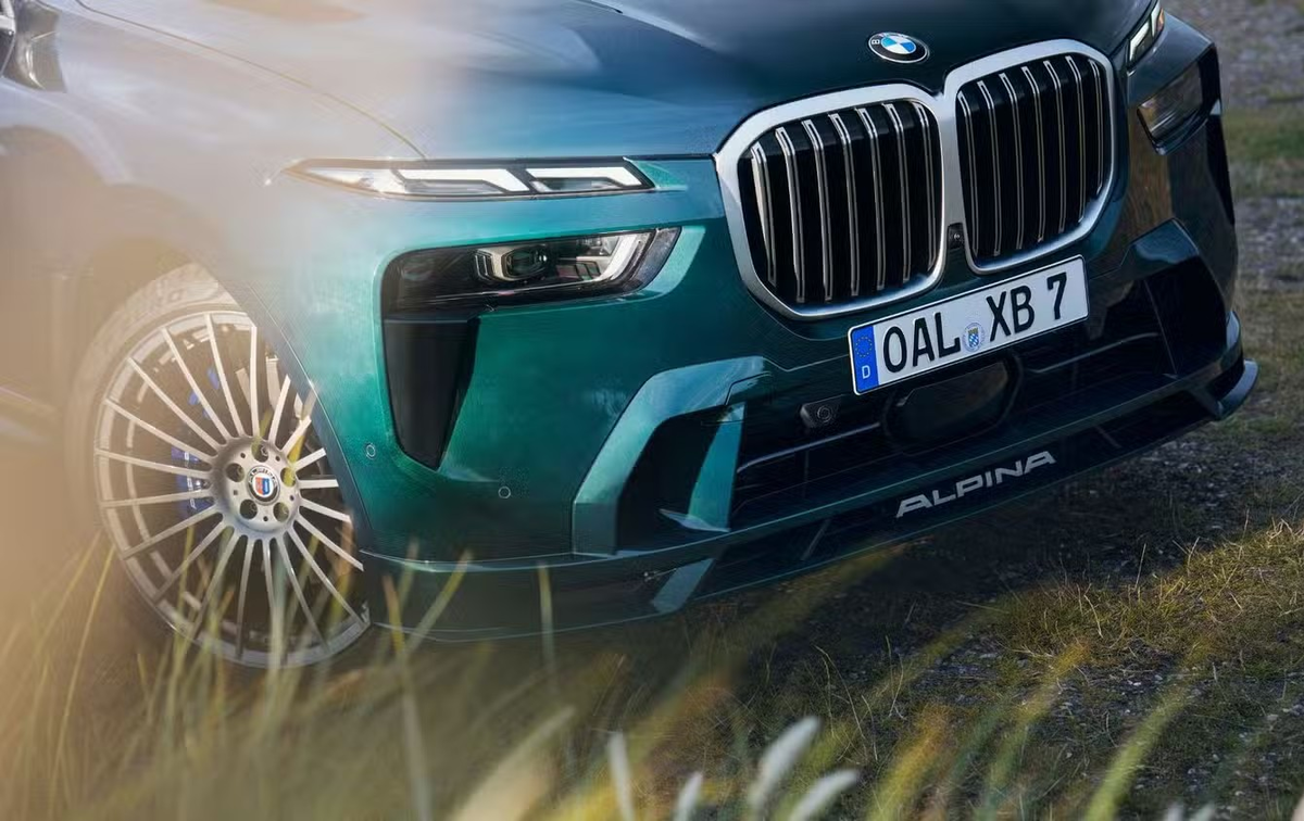 Передняя часть роскошного кроссовера BMW Alpina XB7 2026 модельного года