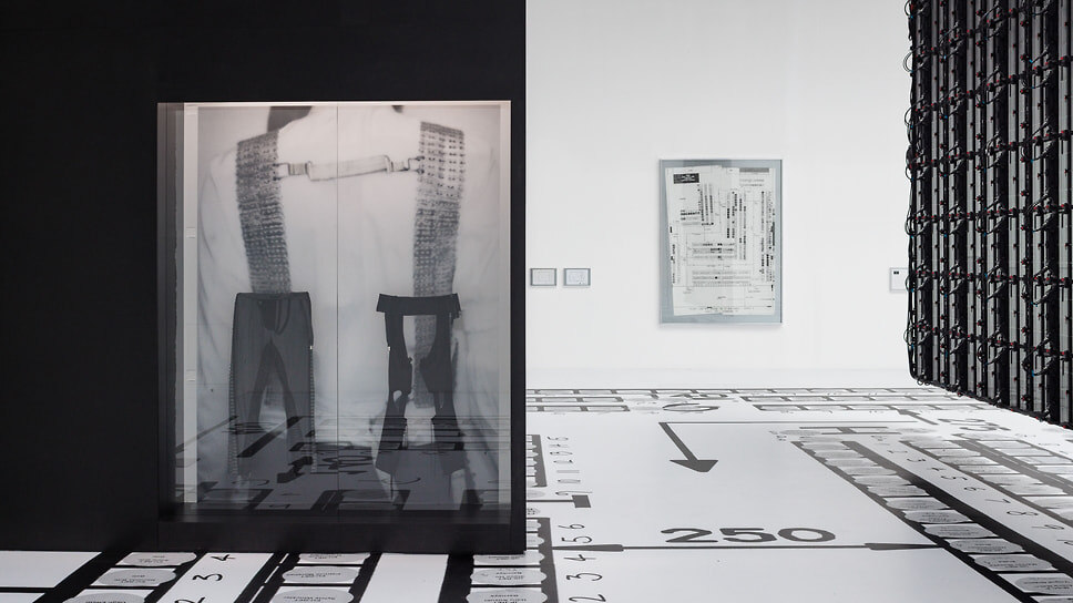 Экспозиция выставки Helmut Lang Séance De Travail в венском Музее прикладного искусства.📷Фото: © kunst-dokumentation.com / MAK