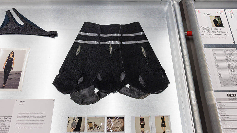 Экспозиция выставки Helmut Lang Séance De Travail в венском Музее прикладного искусства.📷Фото: © kunst-dokumentation.com / MAK