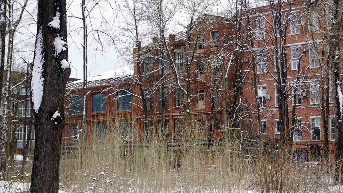 Часть производственного здания сегодня заброшена