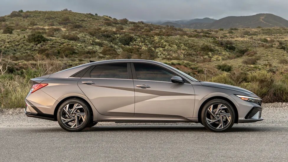 Hyundai Elantra вид сбоку