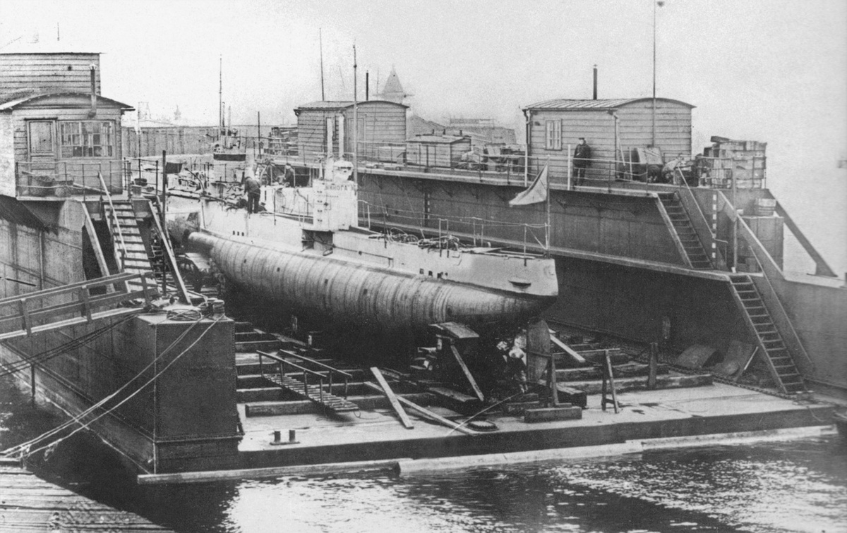 Подводная лодка «Минога» в доке, 1908 год.